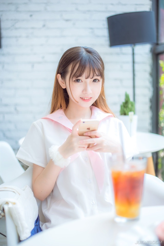 “让人进去探营，告诉他们，找到什么东西，都是他们的。”庞德皱了皱眉，挥手道，这条命令，自然是针对西域胡兵而下的。